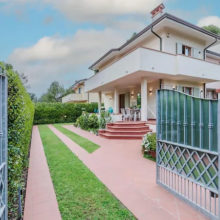 In Marina Near The Marina di Pietrasanta